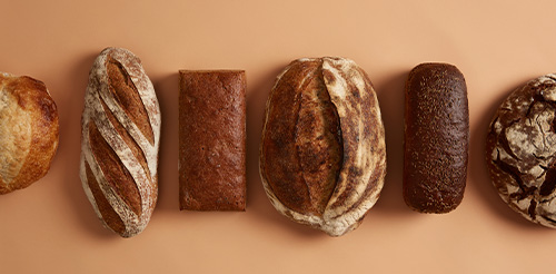 Eine Ansammlung verschiedener Brote